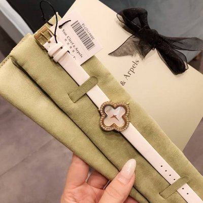 Exclusive Real Shot Of Van Cleef & Arpels Alhambra Vintage Four-Leaf Clover Luck