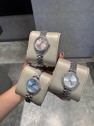 Same price Swarovski Swarovski summer temperament accessories, this watch combin