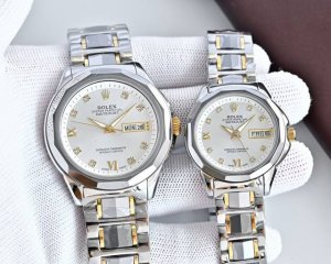 Harmonious and charming, an irresistible luxury design! The dial features a flo