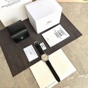 Exclusive first release! The Iw327012 watch case and strap are crafted from 316