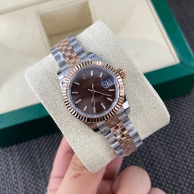 Rolex Women's Oyster Datejust watch! The case is 28mm in diameter. It is forged