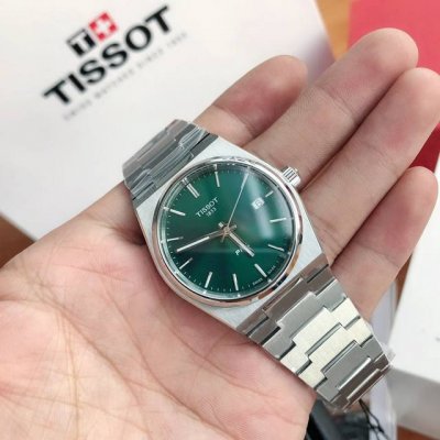 latest model, the latest model. The dial uses a fresh and bright light blue, wh