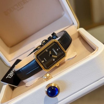 aperture, diamond Chanel Premiere watch! 1987, inspired by the silhouette of a v