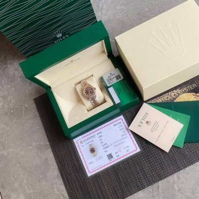 Rolex Women's Oyster Datejust watch! The case measures 28mm in diameter and feat