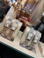 Chanel double C letter perfume bottle is freely retractable and adjustable. The