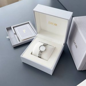 Gg presents a Japanese vintage treasure watch, a Dior fashion icon for women. Hi