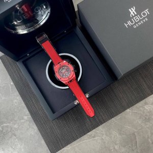 Hublot makes its glorious debut, featuring a classic and elegant design in a 45m