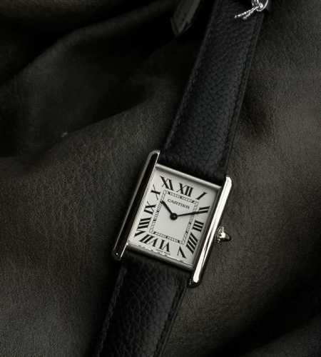 Cartier Tank series quartz watch, it feels really great. The white dial is simp