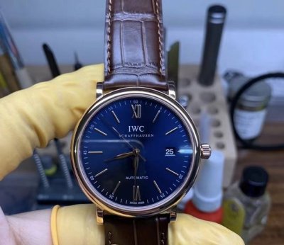 Assembled for a watch enthusiast: IWC Portofino blue dial with gold hands (Ddd).