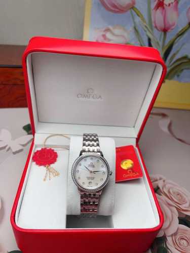 Fashionable Quartz Women's Watch Omega Exquisitely Crafted Butterfly Fly Elegant