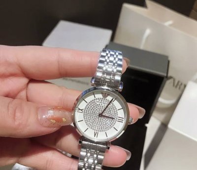 The white dial of the Armani starry sky watch is so beautiful that it is breath