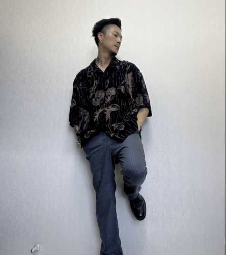 Casio's colorful square steel strap model has a very high-end feel. The classic