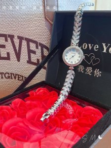 Xiaohongshu's hot-selling Chanel diamond-studded fishtail zircon giant flash, th