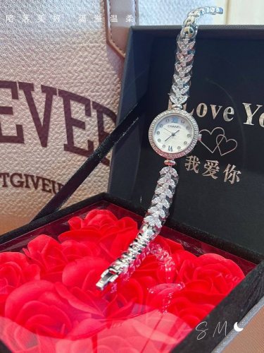 Xiaohongshu's hot-selling Chanel diamond-studded fishtail zircon giant flash, th
