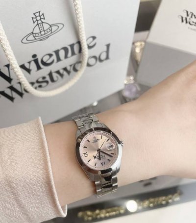 Sweetness level +2 Pink, full of girlish charm, glossy finish, makes skin severa