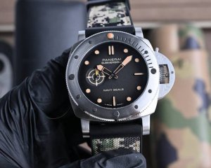 white case and black case 900 V7 Panerai Deep Love has a new look Strength of "