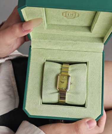 I was immediately drawn to its beauty upon first sight! The agate green dial is - Click Image to Close