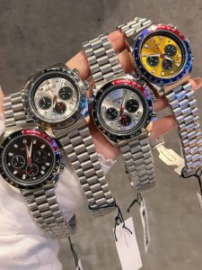 Seiko DDD, featuring synthetic glass and an original six-hand scanning quartz m