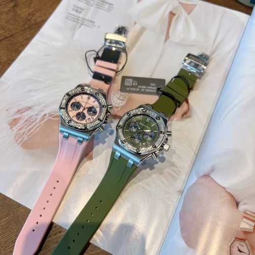 The popular Audemars Piguet Royal Oak series has a new color scheme