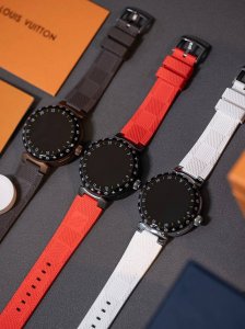 The Lv third-generation watch truly surpasses previous versions in detail. Its d