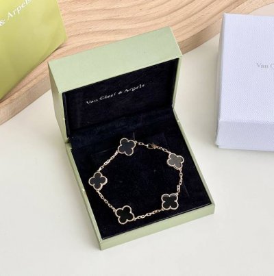 Van Cleef & Arpels Vca "Black Onyx" Four-Leaf Clover Five-Flower Bracelet. Highe
