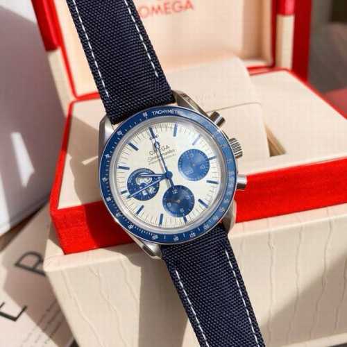 P Omega's new Speedmaster "Snoopy Award" 50th Anniversary Watch is on the stage.