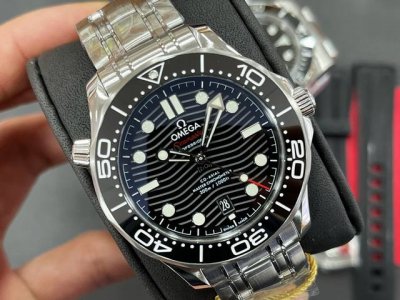 Or Omega Seamaster, 8800 integrated movement, stable