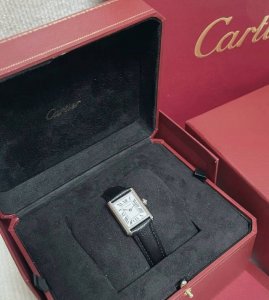I finally got my hands on the Cartier Tank Mini I've been eyeing for so long! U