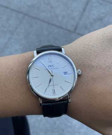 The simple three-hand calendar watch of the IWC Portofino series is famous for i - Click Image to Close