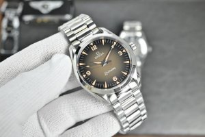 Three hands, leather strap-steel bracelet Two and a half hands, leather strap-s