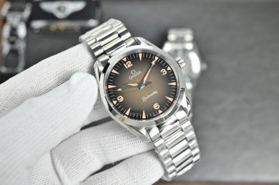 Three hands, leather strap-steel bracelet Two and a half hands, leather strap-s