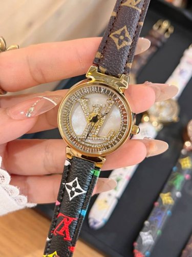 Upgraded version of the Lucky Turn Lv style women's watch features a neat and ca