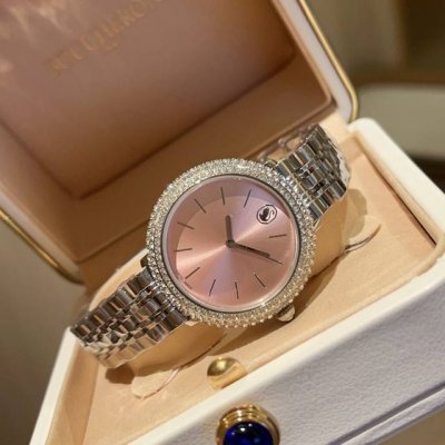 Same price Swarovski summer accessories, this watch combines a simple design wit