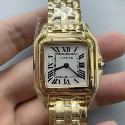 Cartier Leopard Medium Women's model, measuring 27 x 37 mm, features a sleek squ