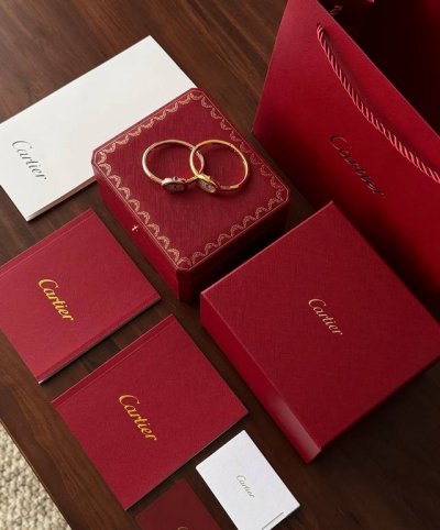 A truly special creation! The Cartier "Bathtub" gold bracelet watch! Designed in