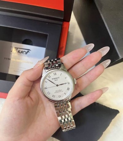 The classic Le Locle timeless watch is always stylish and versatile. Changing t