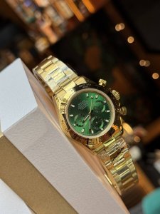 The new green gold Diorama is irresistible; its stunning beauty under strong lig