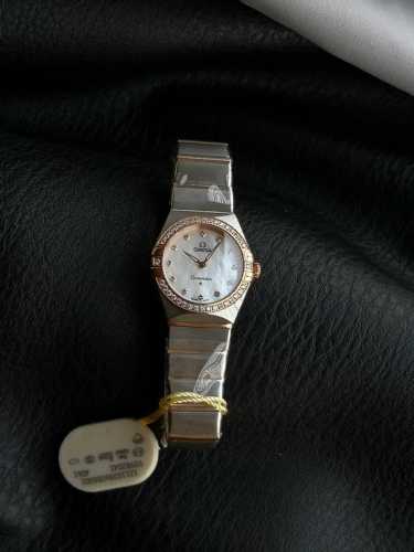 The latest Omega quartz watch Constellation series 28mm is equipped with the ori