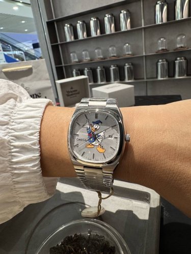 Unique and cool combination Omega TV Mickey Mouse vs. Donald Duck Surprising pr