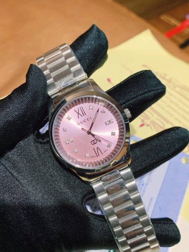Oh my goodness, this is so beautiful! This 2025 Gucci watch features a stunning