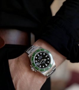 I've been wearing this green Submariner for almost a month now, so let me talk