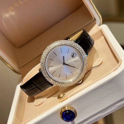 Same price Swarovski summer accessories, this watch combines a simple design wit