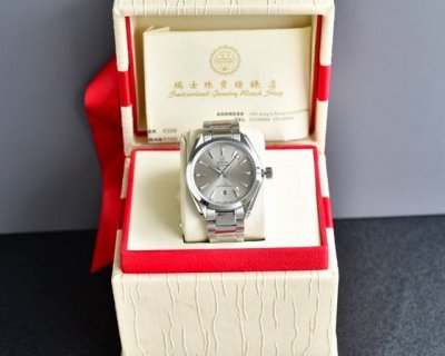 This summer's hottest colorway is the Seamaster Aqua Teera 150M watch, a 41.5mm
