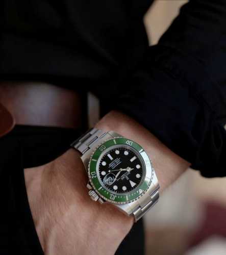 I've been wearing this green Submariner for almost a month now, so let me talk