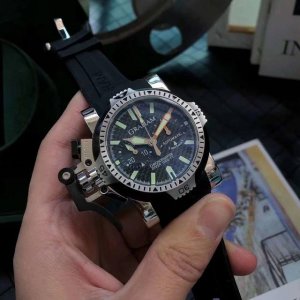 Graham watches also inherit the spirit of innovation in functional design. The b
