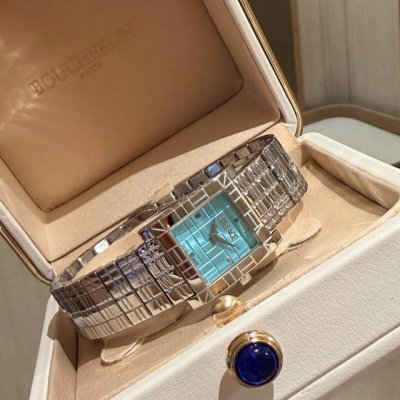 Gold Versace Mosaic series, Versace's 2025 Fall/Winter new collection draws ins