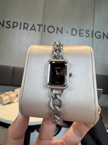 Gold and white Chanel Small Sugar Cube Women's Quartz Watch, size 2126mm. Equipp