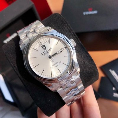 This Tudor men's fully automatic watch features a 39mm dial and is equipped with