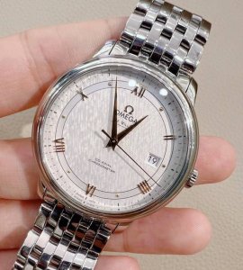 The Omega De Ville features a Co-Axial escapement automatic mechanical movement,