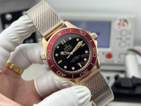 Sj's rubber and steel strap watch, model 1890 DDD, is a new Omega N9, model 007. - Click Image to Close